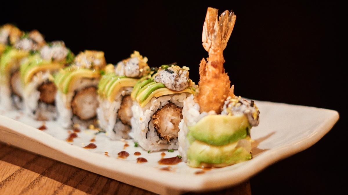 El 'uramaki' de salmón y langostino rebozado, cubierto de aguacate, salsa cremosa de trufa y salsa de anguila de Gala Sushi Club.