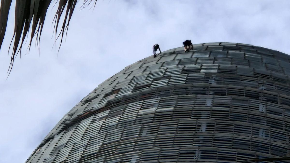 Dos persones escalen la torre Glòries de Barcelona