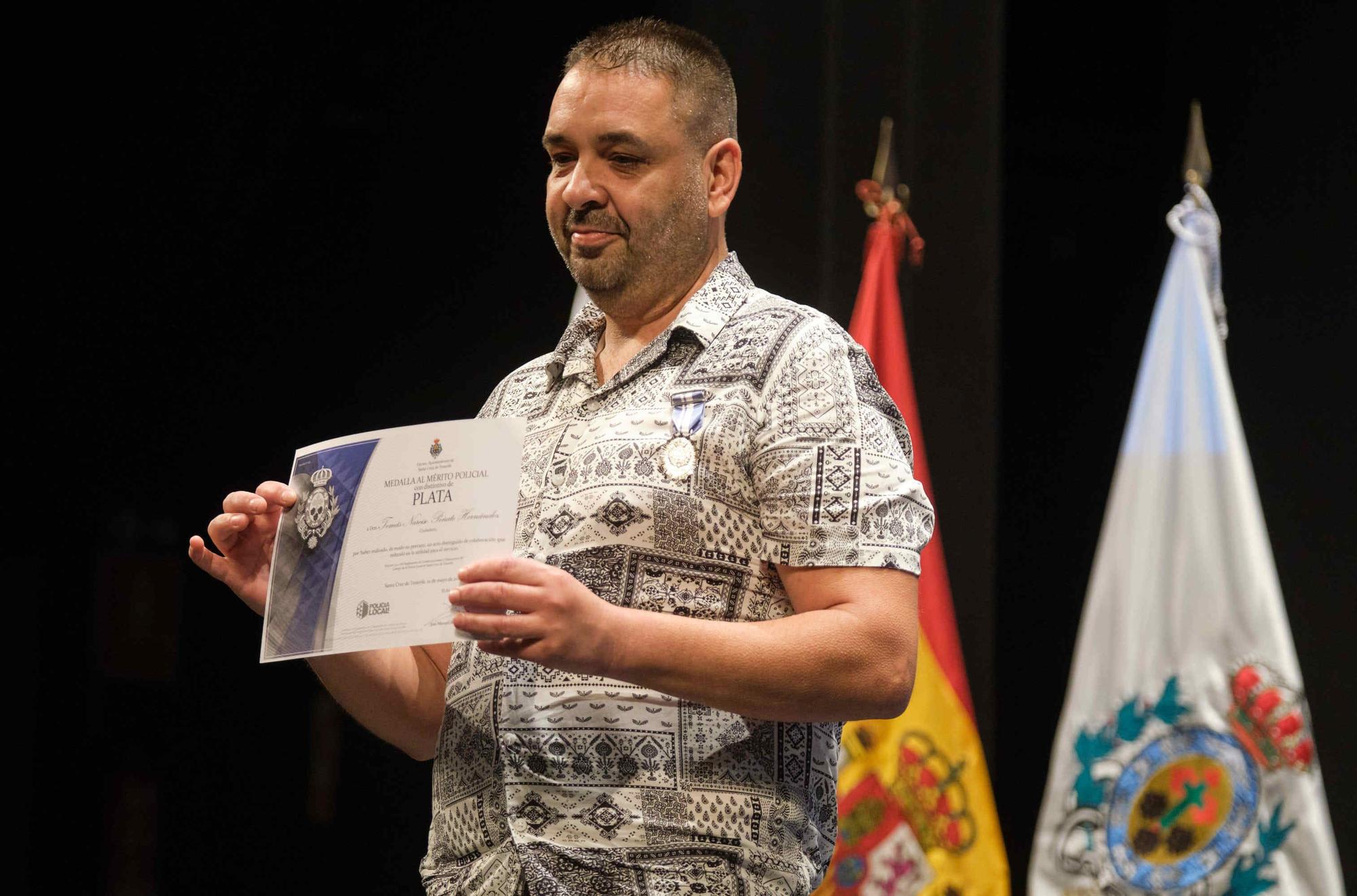 Día de la Policía, con homenajes a agentes y vecinos de Santa Cruz