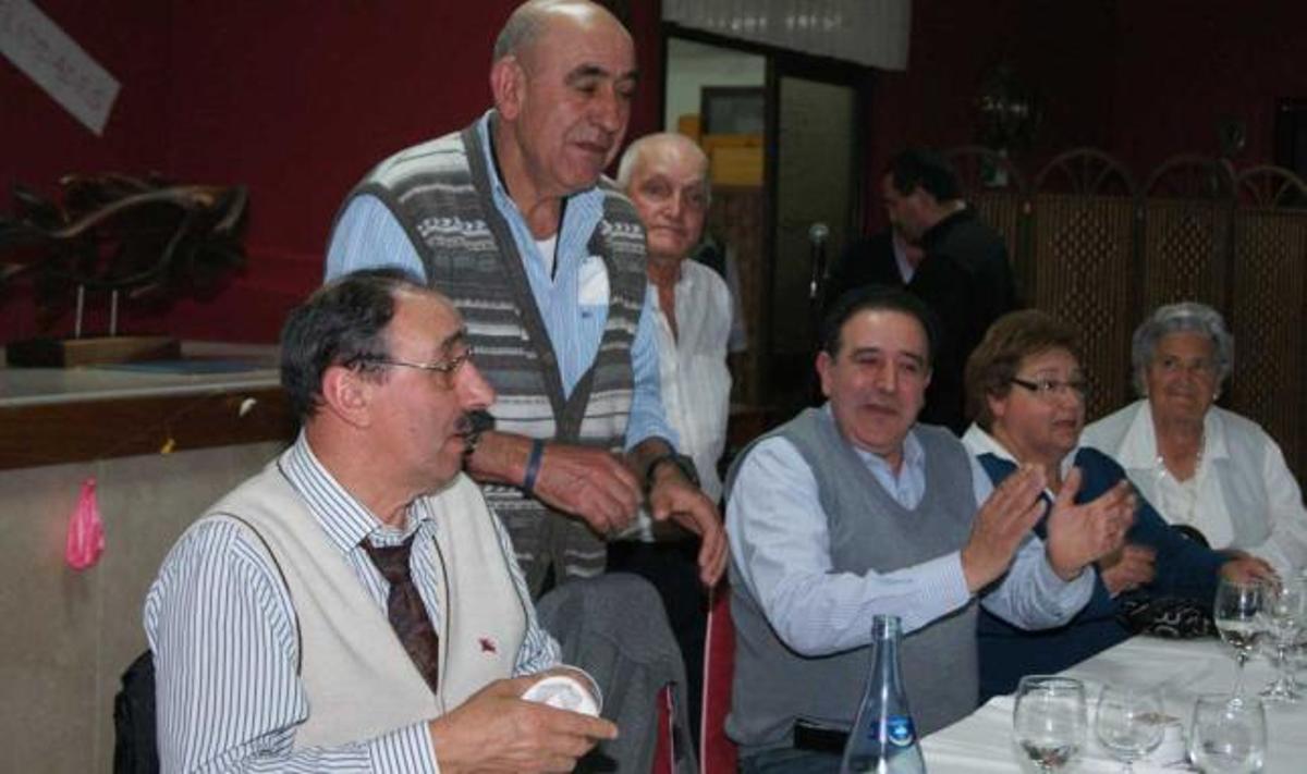 Nano, medio siglo de cariño tras la barra