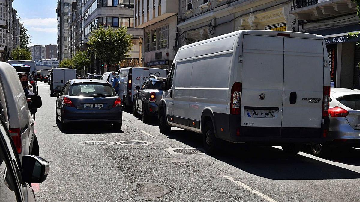 Vehículos aparcados en doble fila, ayer en la plaza de Lugo. |   // VÍCTOR ECHAVE