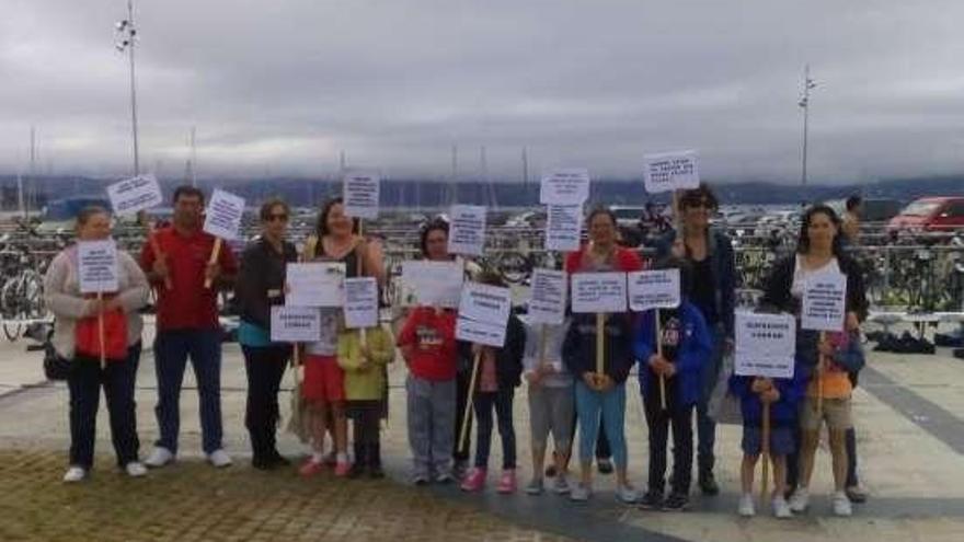 Nueva protesta de las familias afectadas por las ayudas. // FdV