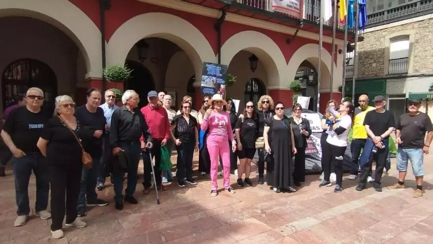 VÍDEO: Protesta de los vecinos de El Puente frente al Ayuntamiento de Langreo