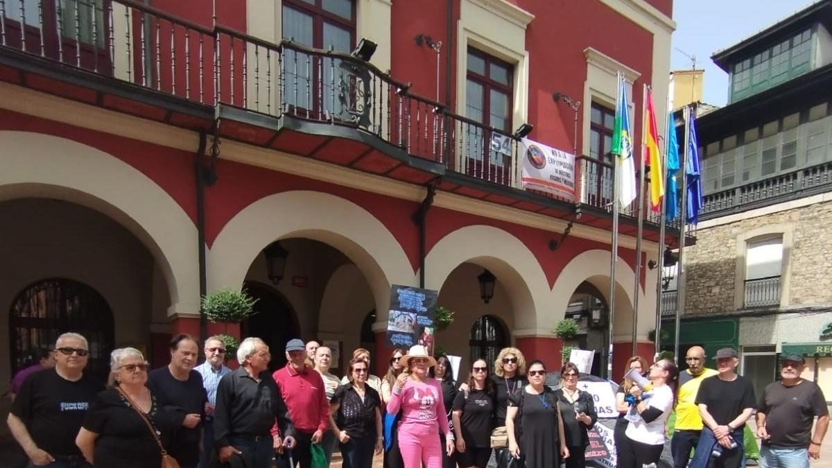 VÍDEO: Protesta de los vecinos de El Puente frente al Ayuntamiento de Langreo