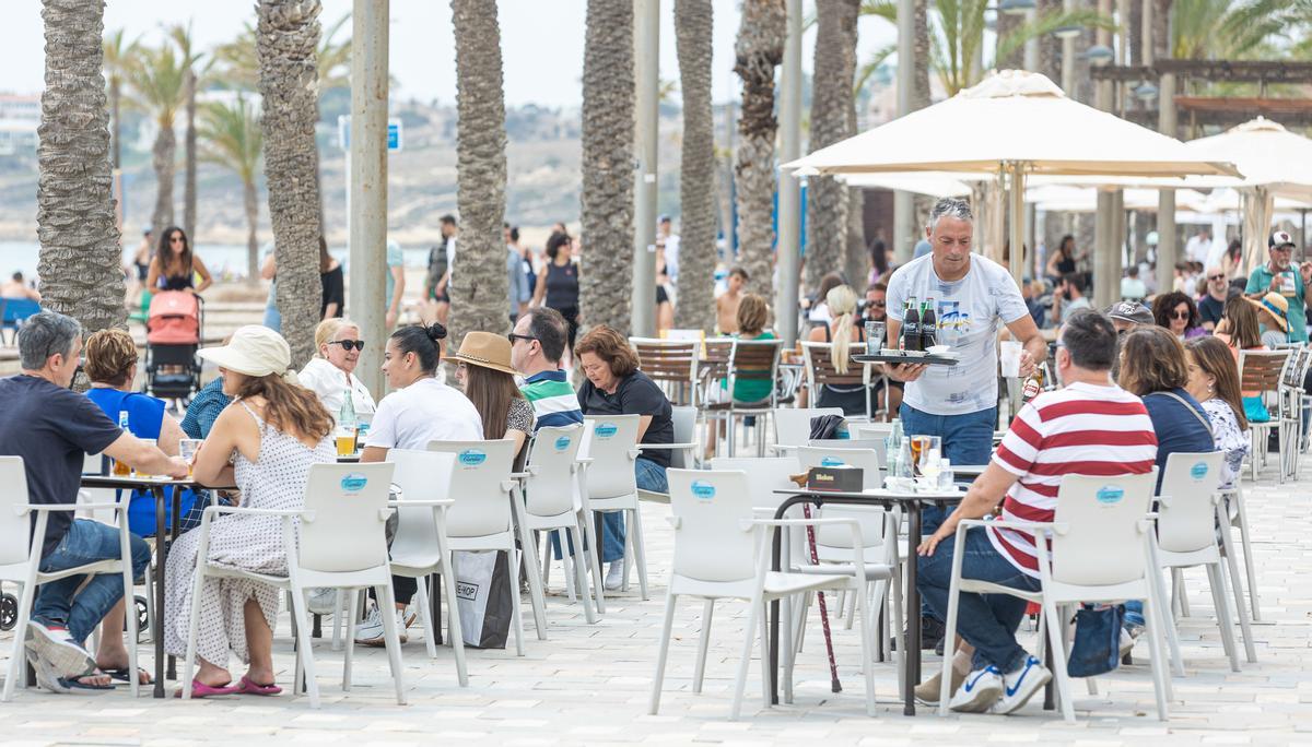 El calor llena las terrazas y playas de Alicante
