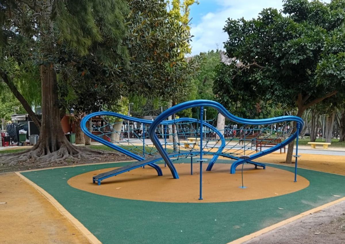 El Jardín del Salitre incorpora una estructura de juego con forma de mariposa, diseñada para fomentar el juego activo, la imaginación y el desarrollo psicomotor.