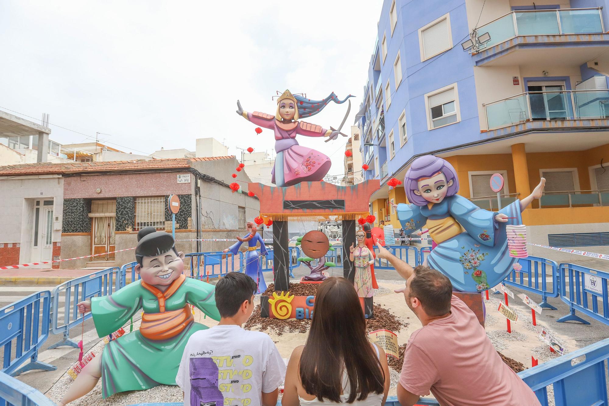 Hoguera del barrio de Los Molinos del Calvario en Torrevieja