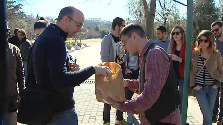 Monedero reparte porras entre los periodistas