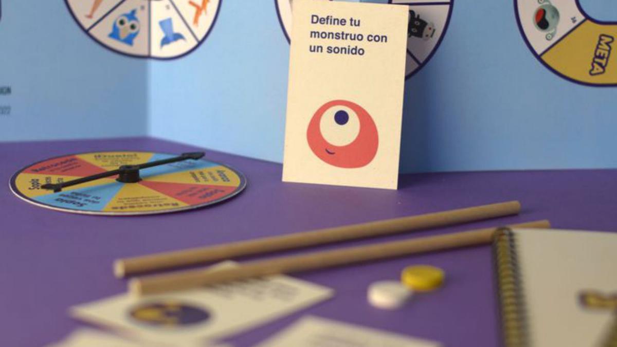 Borja Signes, Sandra 
Aparisi y Lorena Climent
muestran el juego.  j.c.