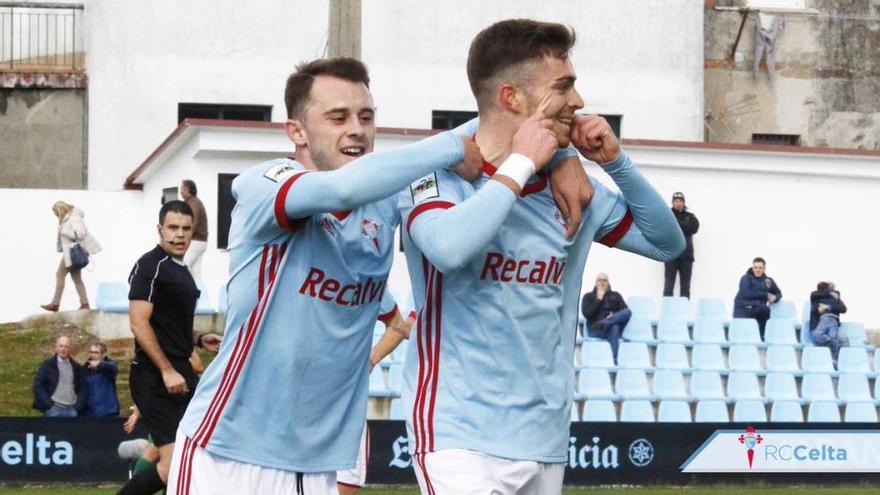 Juan Hernández celebra el gol.