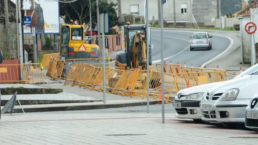 Zanja abierta esta semana en el entorno de la playa de A Xunqueira. // Gonzalo Núñez