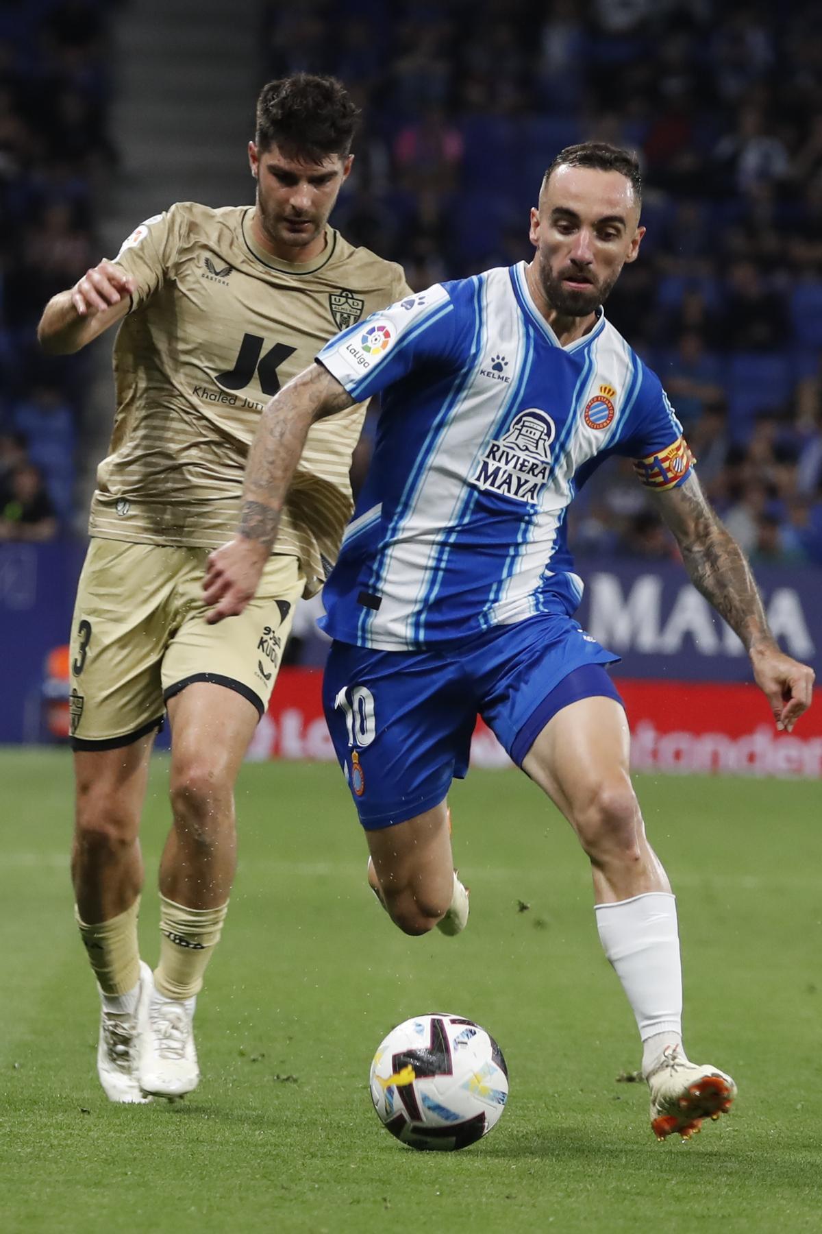 BARCELONA, 04/06/2023.- El centrocampista del Espanyol, Sergi Darder (d), conduce el balón ante el jugador del Almeria, Gonzalo Melero, durante el encuentro correspondiente a la última jornada de primer división que disputan hoy domingo en el RCD Stadium, en Barcelona. EFE / Andreu Dalmau.