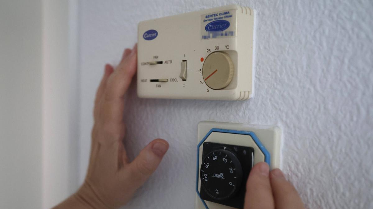 Una persona enciende un aire acondicionado en su vivienda en esta ola de calor.