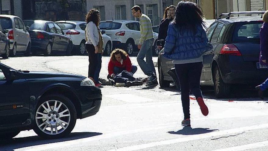 La persona herida, en el suelo, tras recibir el golpe. // S. Álvarez