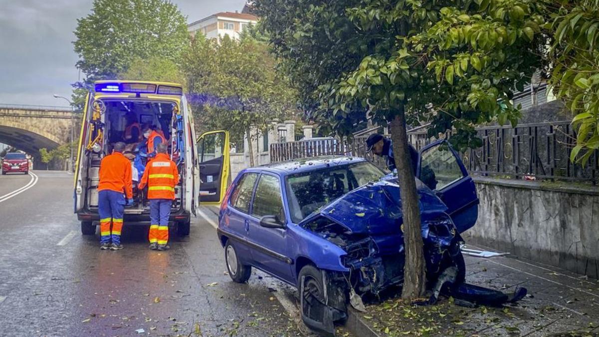 El turismo siniestrado contra el árbol.   | // BRAIS LORENZO