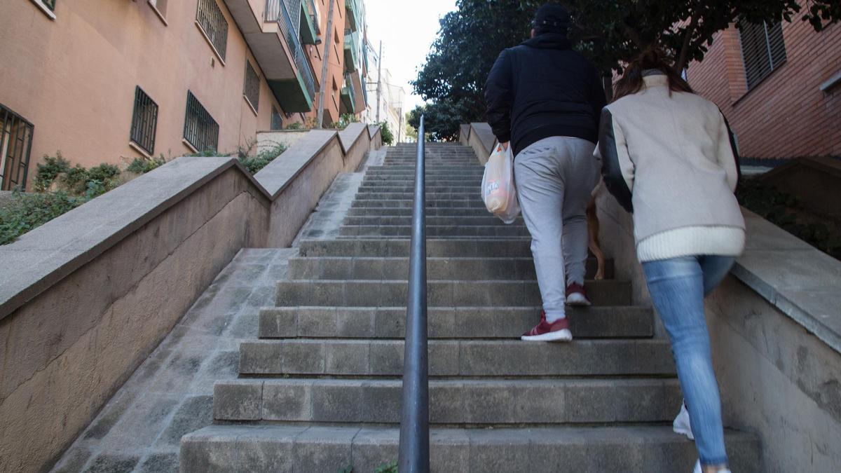 Una escalera en una calle empinada en el barrio de la Teixonera, en Barcelona.