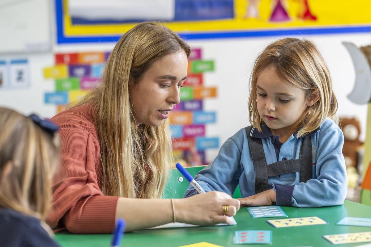 El equipo docente, formado por nativos.