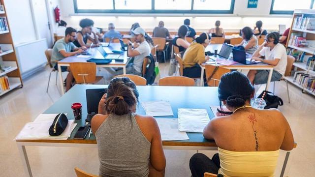 Estudiants es preparen per a la selectivitat a la biblioteca Josep Janés de l’Hospitalet de Llobregat.