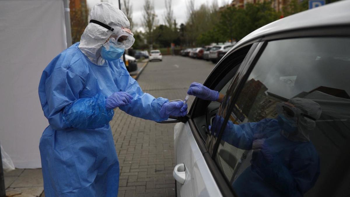 Sanitarios recogen muestras del Covid-Auto en el aparcamiento del Hospital Virgen de la Concha de Zamora.