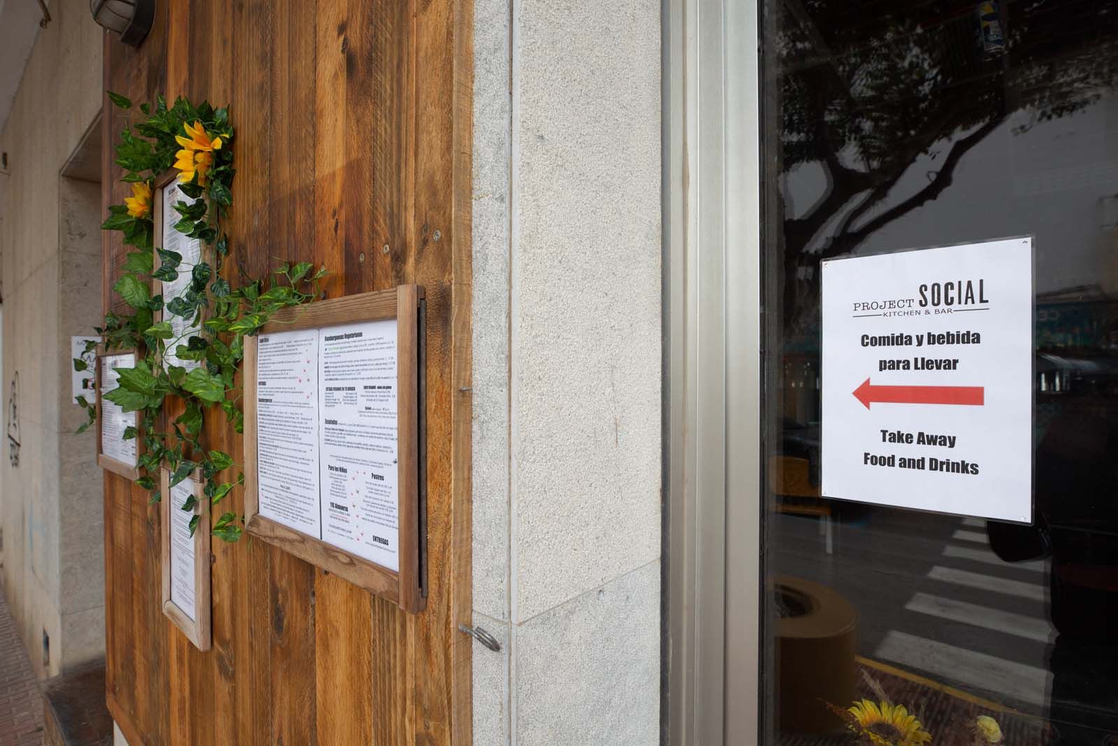 "Trabajamos gratis porque no queremos cerrar el restaurante"