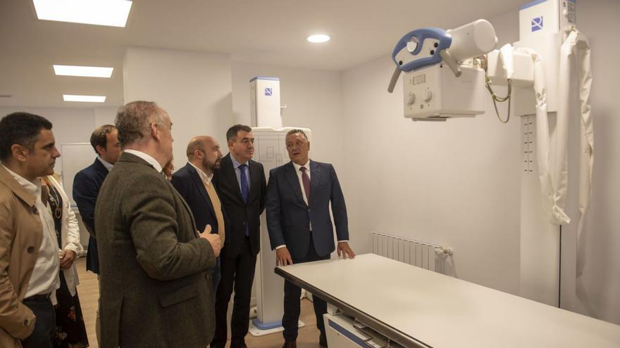 Venancio Salcines, a la derecha, muestra las instalaciones del centro a las autoridades. |   // CASTELEIRO/ROLLER AGENCIA