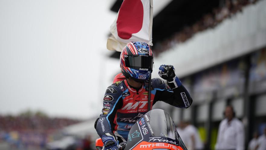 Ogura tira de estrategia para ganar en Misano y ponerse líder del mundial de Moto2