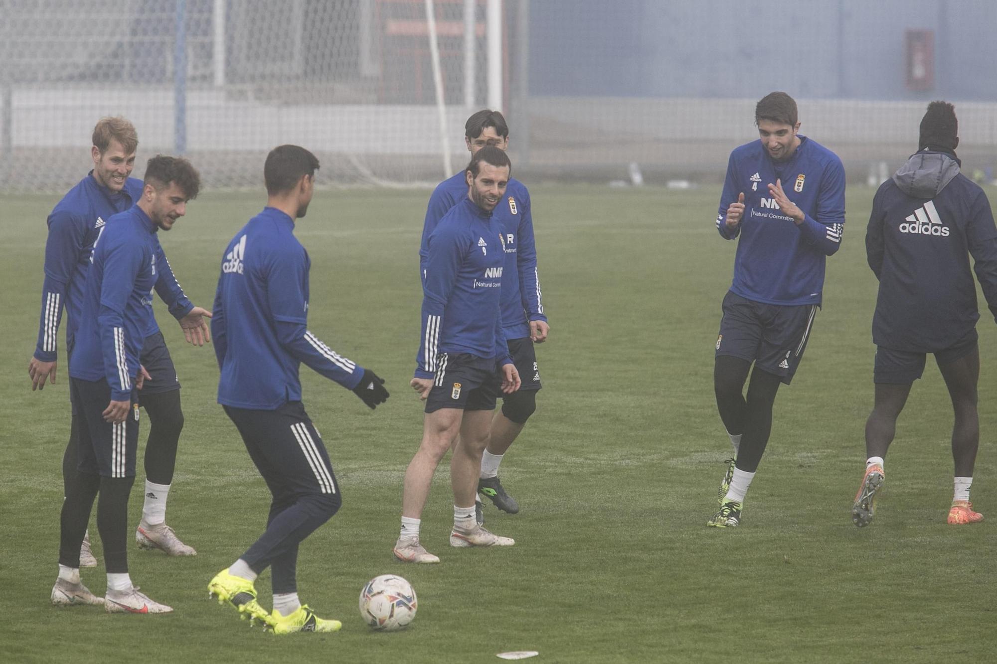 El entrenamiento del Oviedo en mitad de la niebla