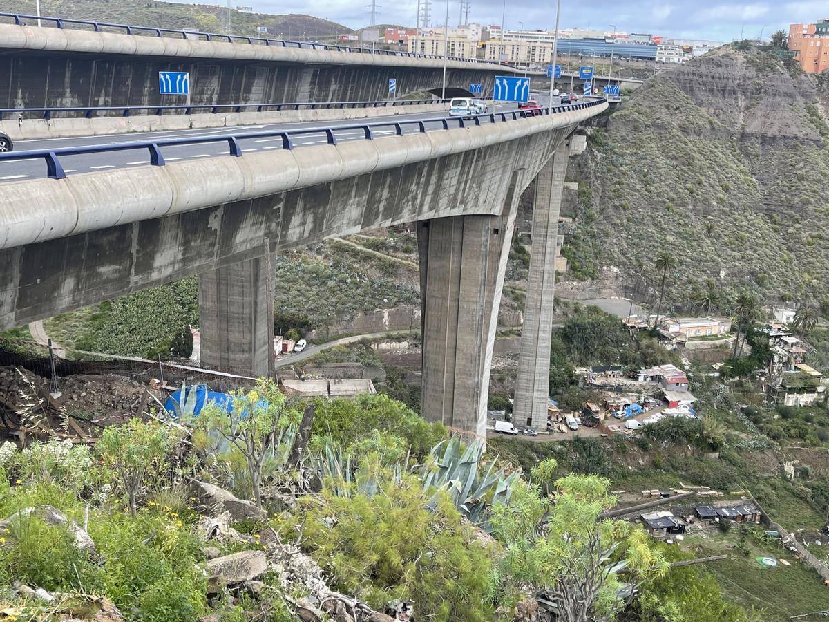 El carril norte del viaducto del Guiniguada reabre al tráfico de vehículos pesados