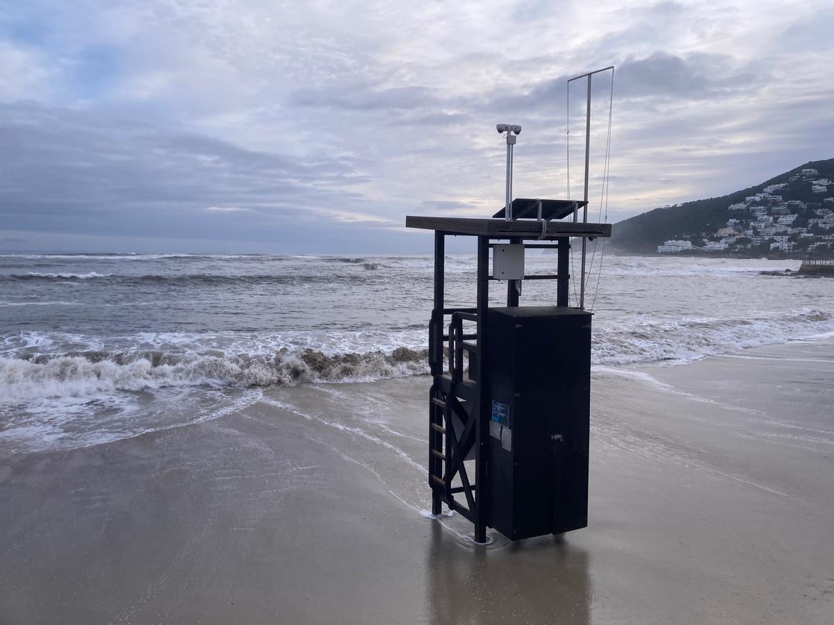 Torre de vigilancia de la playa de Santa Eulària este miércoles.