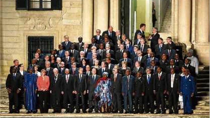 Foto de família dels participants en la cimera de països de la UE i l&#039;Àfrica a Malta.