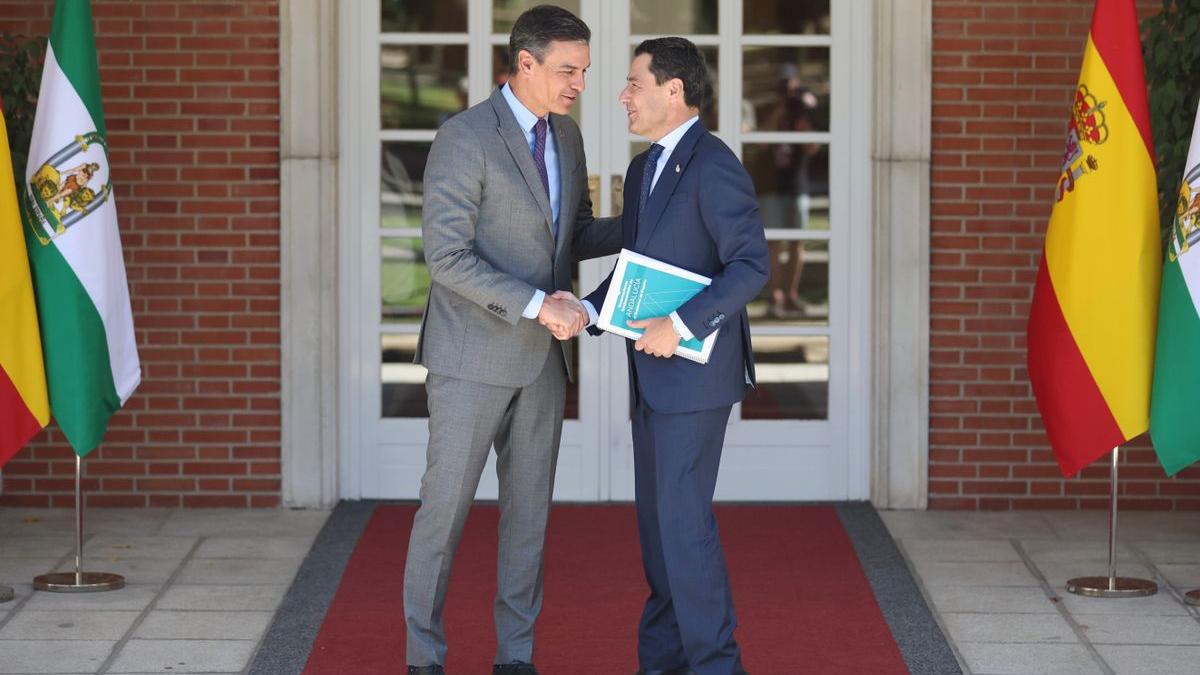 Pedro Sánchez y Juanma Moreno antes de su reunión de este jueves.