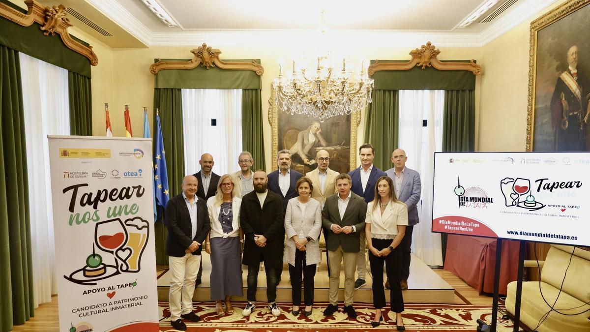 Por la izquierda, en primera fila, Javier Martínez, Lara Martínez, Luis Menéndez, Carmen Moriyón, José Luis Álvarez Almeida y Ángela Pumariega. Detrás, Jesús Martínez Salvador; el presidente de Hostelería de Lugo, José Francisco Real; el secretario de Hostelería de España, Emilio Gallego; Oliver Suárez, Jorge González-Palacios y el presidente de Hostelería de Cantabria, Pablo Alonso Astuy, en el Ayuntamiento de Gijón.
