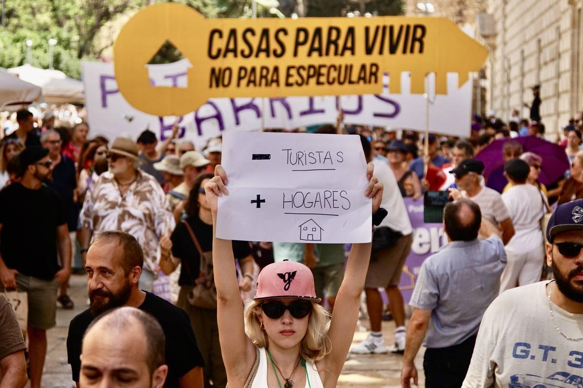 Miles de malagueños recorren las calles del centro de Málaga durante la manifestación del 27J por la vivienda
