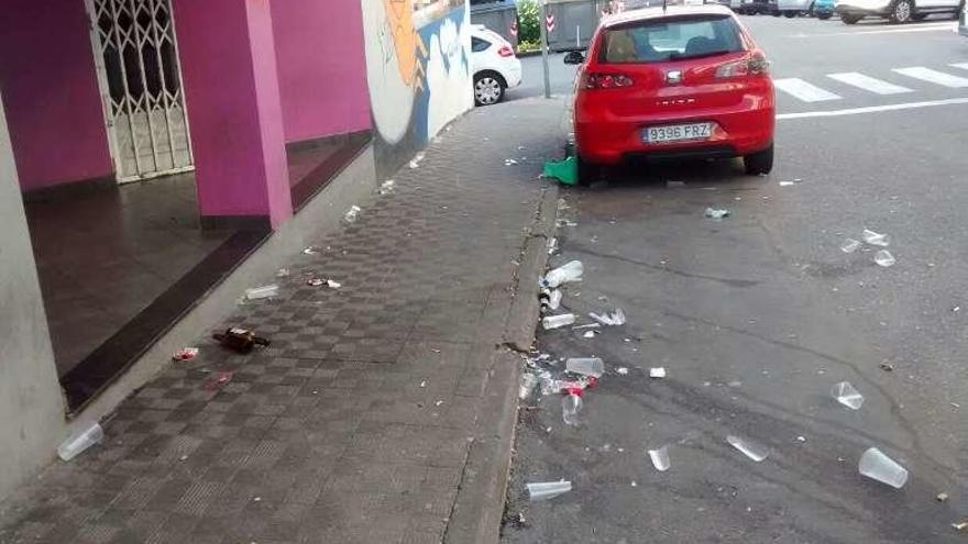 Restos de un supuesto &quot;botellón&quot; nocturno en la calle Ferrol. // FdV