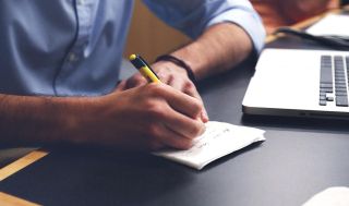 ¿Puedo grabar una conversación con mi jefe sin avisarle? Esto es lo que dice la ley