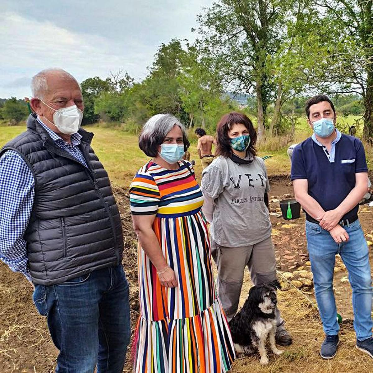Por la izquierda: Ramón Rodríguez (director del RIDEA), Eva María Pérez (concejala de Cultura), Esperanza Martín (con su perro “___” y Gerardo Sanz, en el yacimiento. |