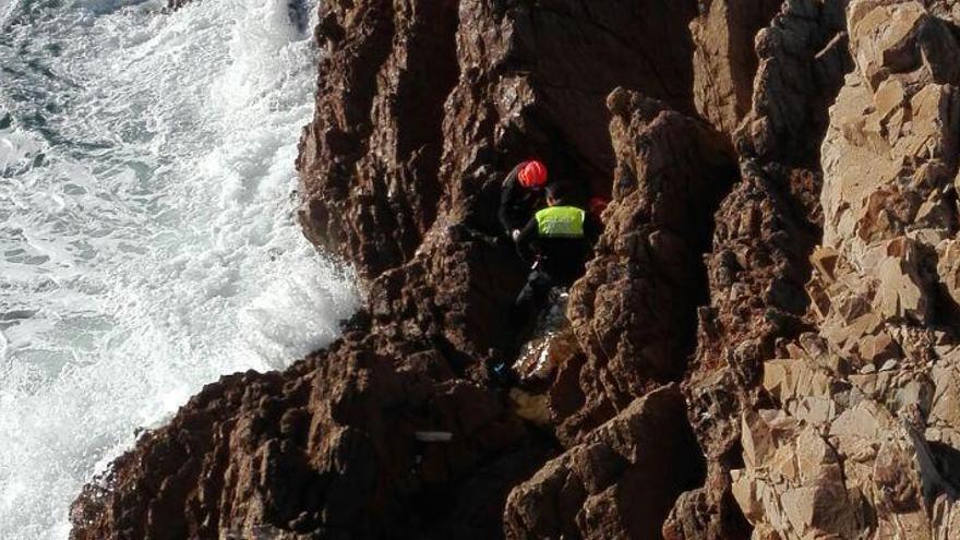 Un helicóptero acude a rescatar a un pescador con la pierna rota