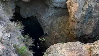 Complicado rescate de tres excursionistas en la cueva Avenc de na Coloms