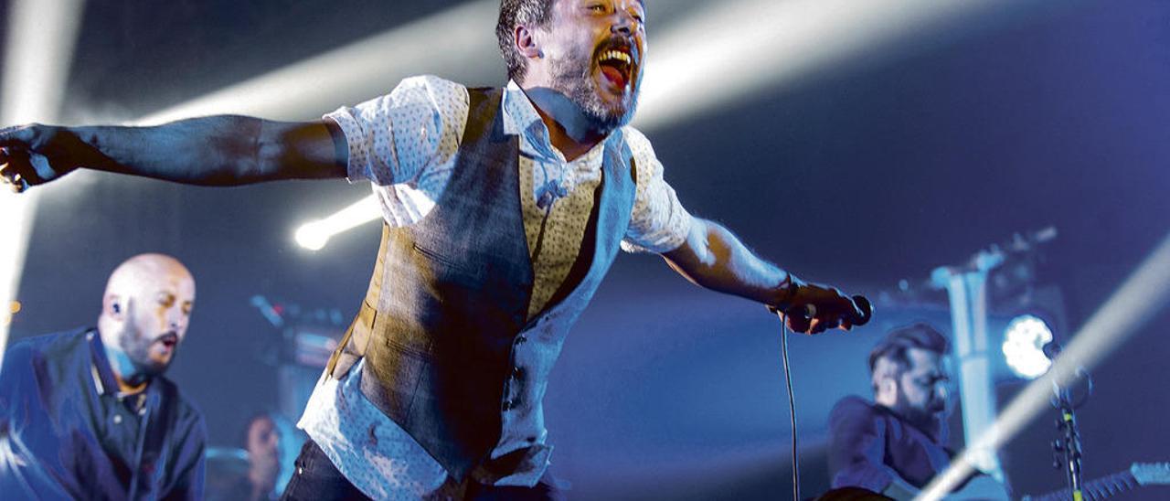 Santi Balmes, de Love of Lesbian, en un concierto