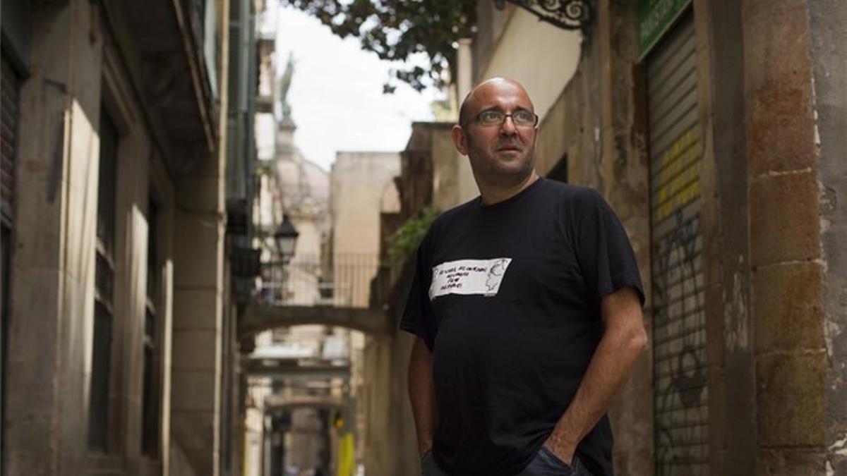 El cartero del Gòtic, Xavier Artal, la semana pasada, con la basílica de la Mercè al fondo