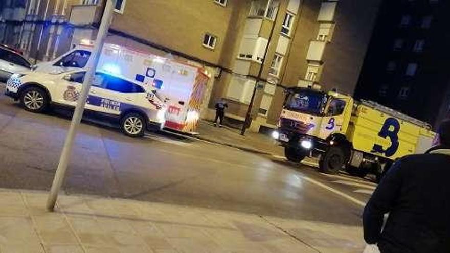 La uvi móvil, en la zona del accidente, junto a vehículos de Bomberos y la Policía Local y vecinos.