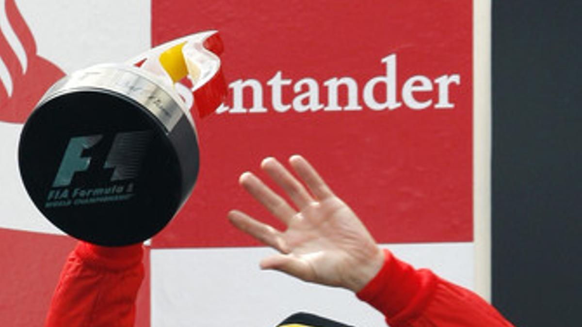 Fernando Alonso con su copa.