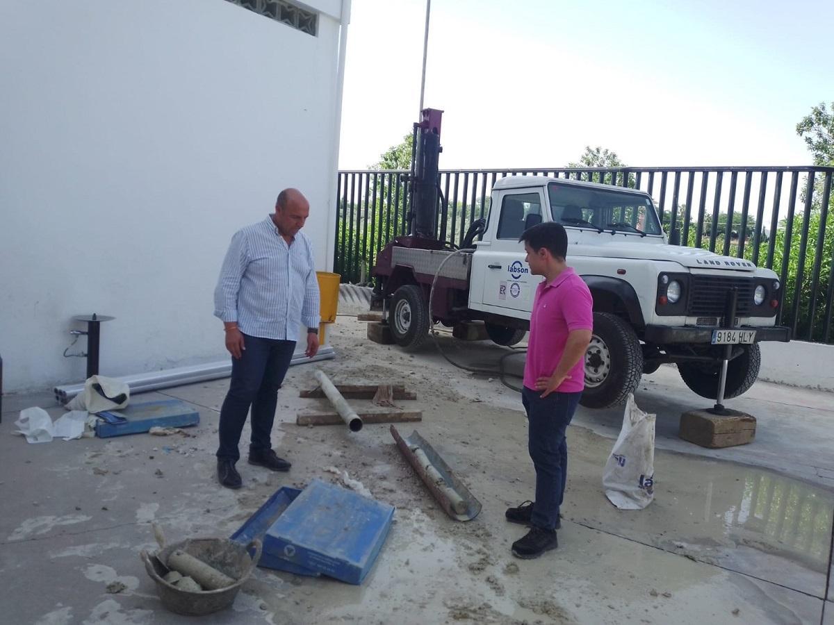 David Ruiz, en su visita a los trabajos que se llevan a cabo en el colegio Ruperto Fernández, de Rute.