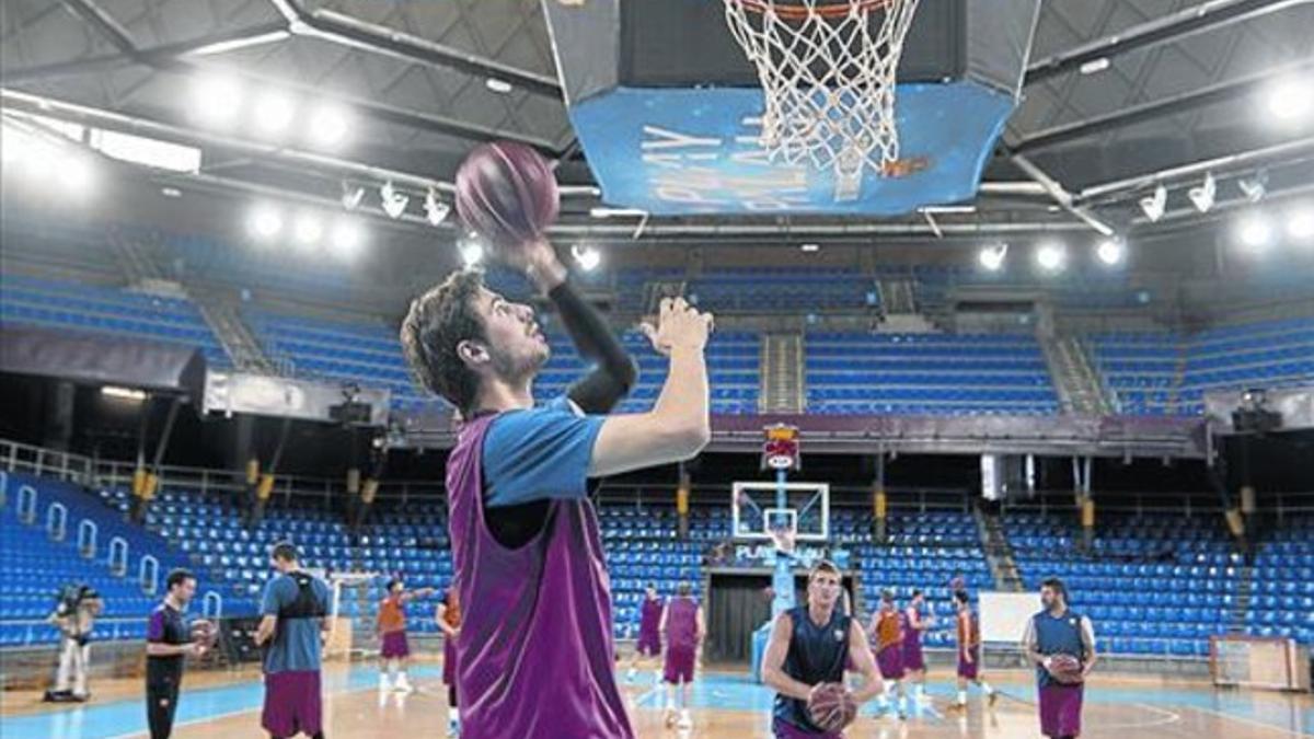 El pívot barcelonista Ante Tomic lanza a canasta en el entrenamiento del Barça previo a la eliminatoria.