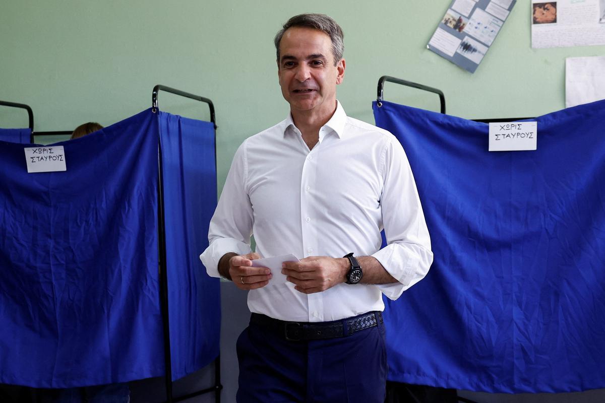 Kyriakos Mitsotakis vota en las elecciones de Grecia