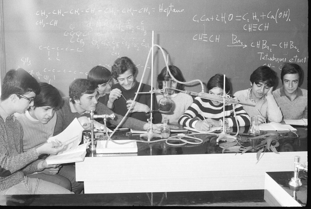 Una clase de Química en uno de los laboratorios del colegio Los Olivos, a mediados de la década de los años 70 del pasado siglo.