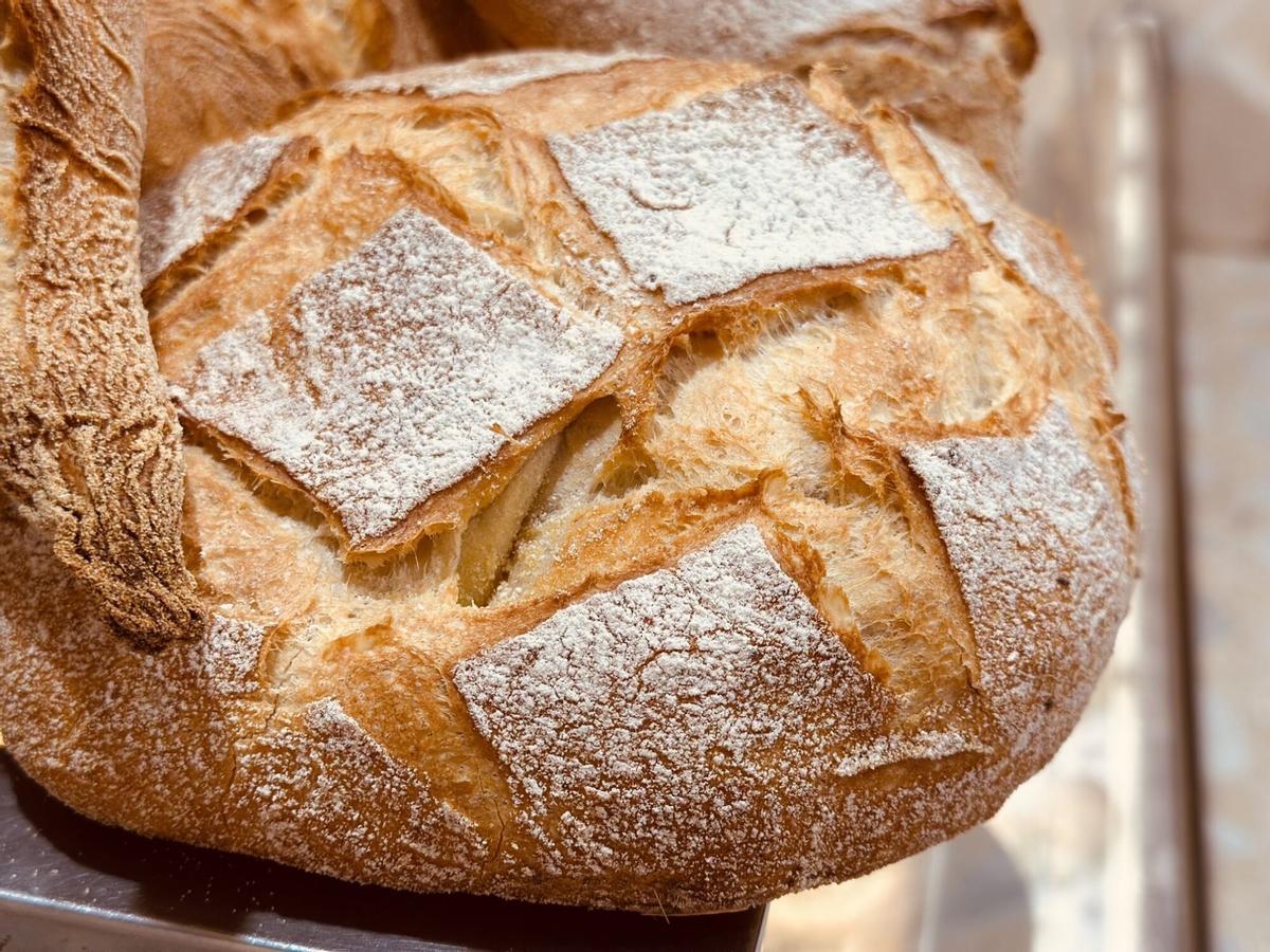 Mohammad y Nasrullah regentan el obrador del Forn de Garrofa