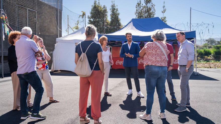 El alcalde, Luis Yeray Gutiérrez, durante su visita a la zona de San Diego. | | E.D.