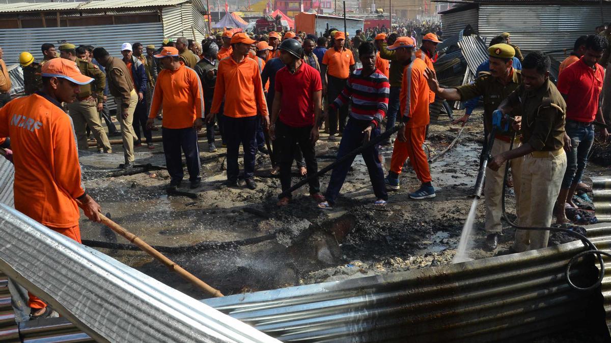 Imagen de archivo de bomberos de India trabajando en un incendio.