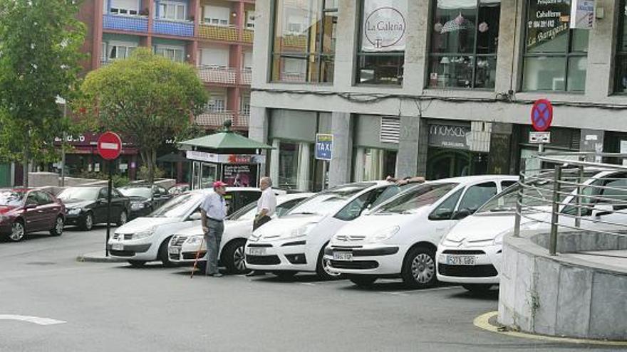 La parada de taxis de Candás. A la derecha, Alfonso Morís, con las quejas presentadas.